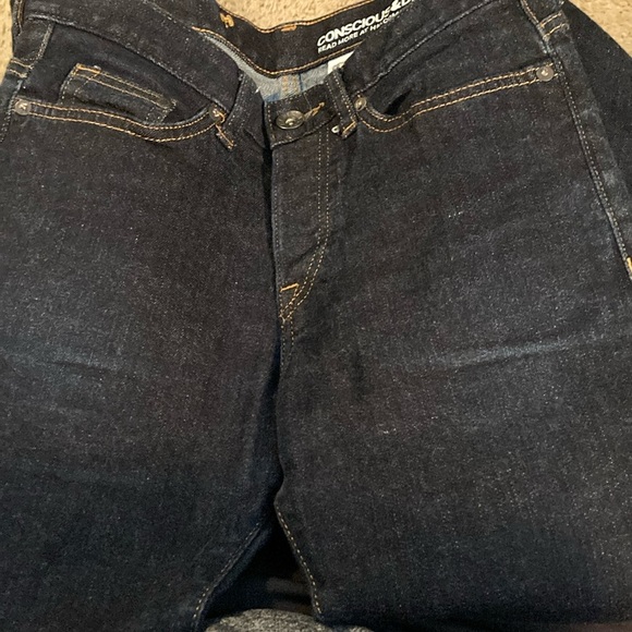 H&M & denim dark blue women's jeans with a distressed look on the front. - Picture 7 of 7